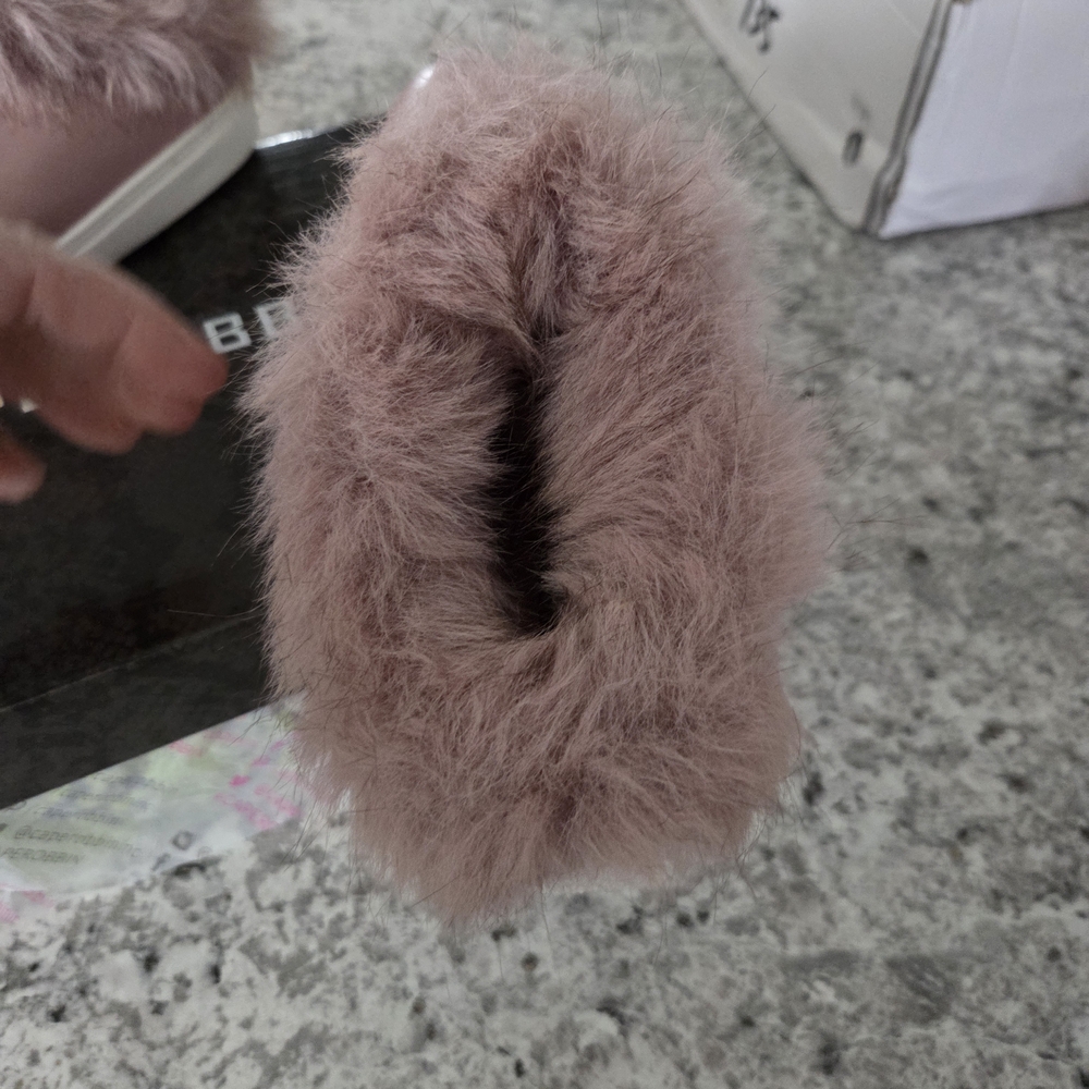 New In Box Cape Robbin Pink Fur-Lined Women's Sneakers - Picture 5 of 8